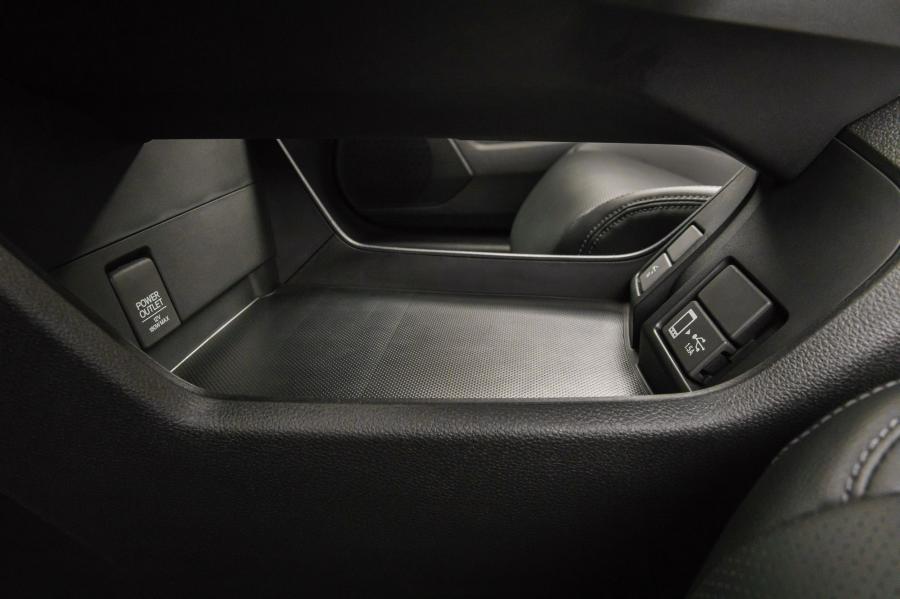 Детали интерьера Honda Clarity Plug-In Hybrid 2017 года  (NA) (фото 51 из 84)